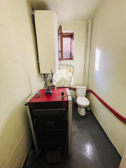 Reality KOMPLEX s.r.o. Vám EXKLUZÍVNE ponúka na predaj priestranný, poschodový 5-izbový rodinný dom v obci Holiare