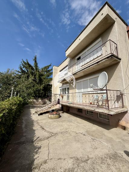 Reality KOMPLEX s.r.o. Vám EXKLUZÍVNE ponúka na predaj poschodový rodinný dom v obci Tešedíkovo!