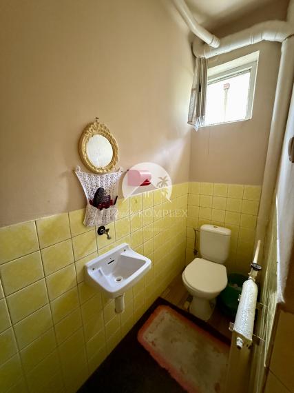 Reality KOMPLEX s.r.o. Vám EXKLUZÍVNE ponúka na predaj poschodový rodinný dom v obci Tešedíkovo!