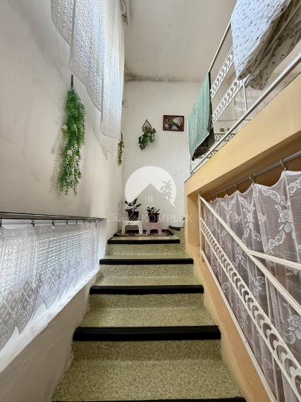 Reality KOMPLEX s.r.o. Vám EXKLUZÍVNE ponúka na predaj poschodový rodinný dom v obci Tešedíkovo!