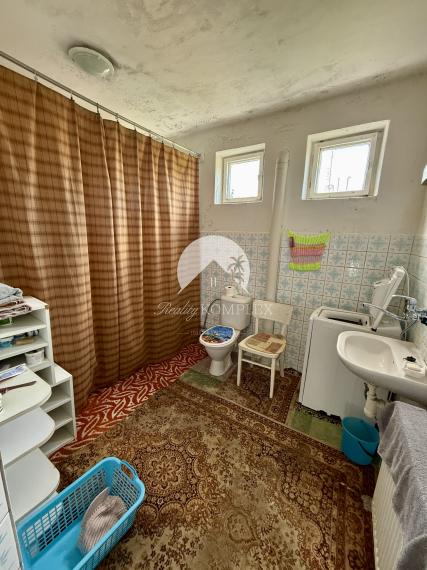 Reality KOMPLEX s.r.o. Vám EXKLUZÍVNE ponúka na predaj poschodový rodinný dom v obci Tešedíkovo!