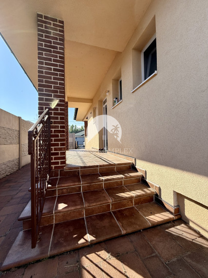 Reality KOMPLEX s.r.o. Vám ponúka na predaj rodinný dom v obci Okoč!