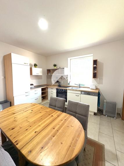 Reality KOMPLEX s.r.o. ponúka na PRENÁJOM 2 izbový zariadený pekný rodinný dom so záhradou  v obci Trávnik !!!