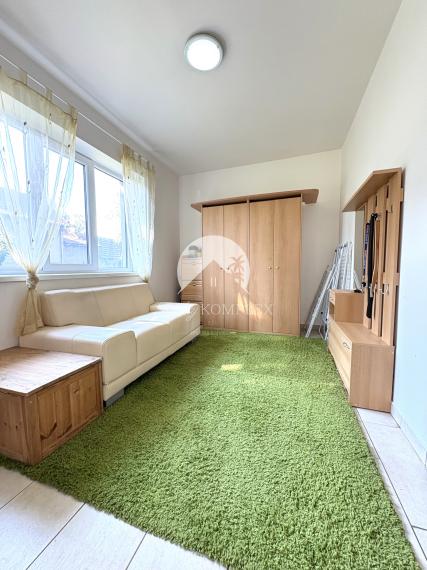 Reality KOMPLEX s.r.o. ponúka na PRENÁJOM 2 izbový zariadený pekný rodinný dom so záhradou  v obci Trávnik !!!