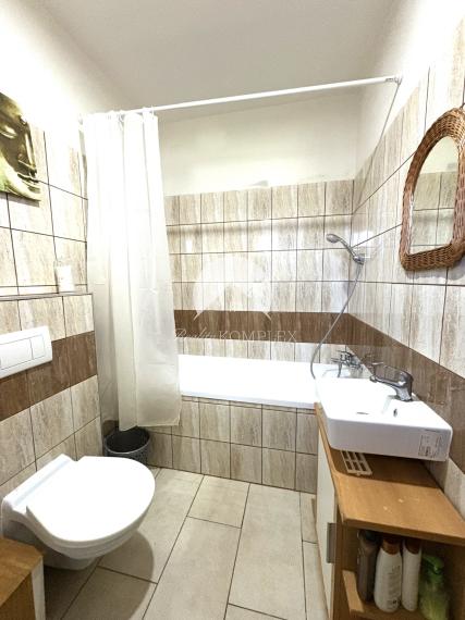 Reality KOMPLEX s.r.o. ponúka na PRENÁJOM 2 izbový zariadený pekný rodinný dom so záhradou  v obci Trávnik !!!