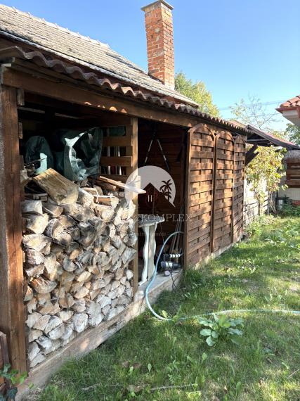 Reality KOMPLEX s.r.o. ponúka na PRENÁJOM 2 izbový zariadený pekný rodinný dom so záhradou  v obci Trávnik !!!