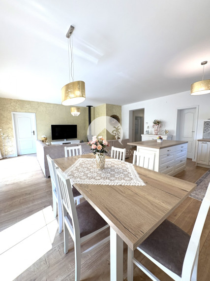 Reality KOMPLEX s.r.o., ponúka na PREDAJ luxusný nadštandardný rodinný dom s relaxačnou záhradou v tichej a obľúbenej lokalite FLORIDA VILLA PARK v meste Dunajská Streda !!!