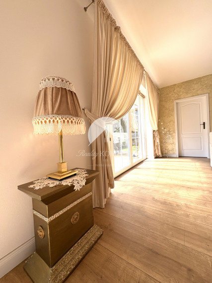 Reality KOMPLEX s.r.o., ponúka na PREDAJ luxusný nadštandardný rodinný dom s relaxačnou záhradou v tichej a obľúbenej lokalite FLORIDA VILLA PARK v meste Dunajská Streda !!!