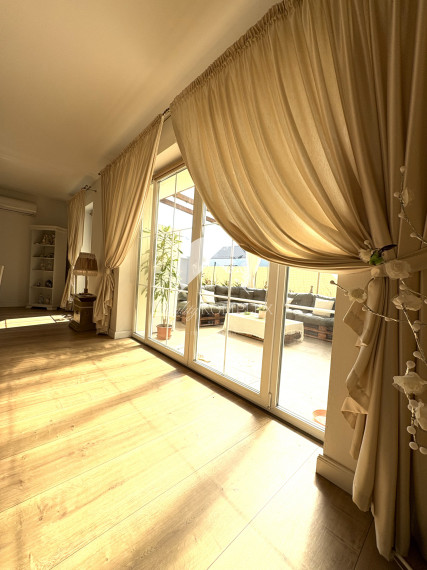 Reality KOMPLEX s.r.o., ponúka na PREDAJ luxusný nadštandardný rodinný dom s relaxačnou záhradou v tichej a obľúbenej lokalite FLORIDA VILLA PARK v meste Dunajská Streda !!!