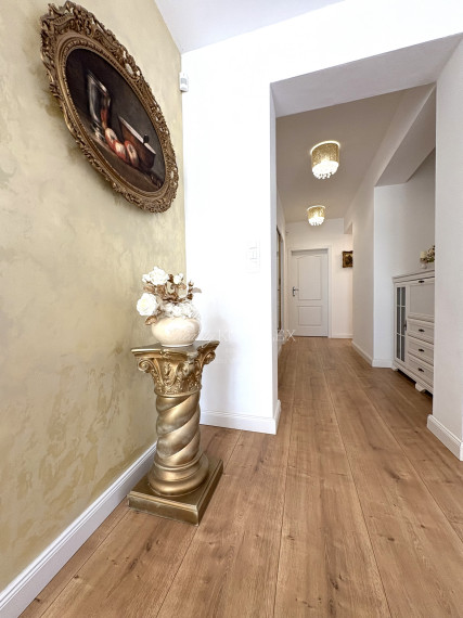 Reality KOMPLEX s.r.o., ponúka na PREDAJ luxusný nadštandardný rodinný dom s relaxačnou záhradou v tichej a obľúbenej lokalite FLORIDA VILLA PARK v meste Dunajská Streda !!!