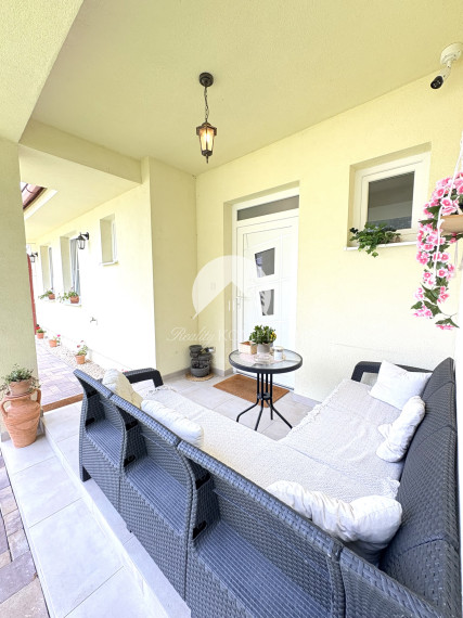 Reality KOMPLEX s.r.o., ponúka na PREDAJ luxusný nadštandardný rodinný dom s relaxačnou záhradou v tichej a obľúbenej lokalite FLORIDA VILLA PARK v meste Dunajská Streda !!!