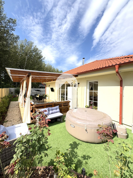 Reality KOMPLEX s.r.o., ponúka na PREDAJ luxusný nadštandardný rodinný dom s relaxačnou záhradou v tichej a obľúbenej lokalite FLORIDA VILLA PARK v meste Dunajská Streda !!!