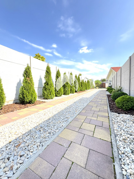 Reality KOMPLEX s.r.o., ponúka na PREDAJ luxusný nadštandardný rodinný dom s relaxačnou záhradou v tichej a obľúbenej lokalite FLORIDA VILLA PARK v meste Dunajská Streda !!!