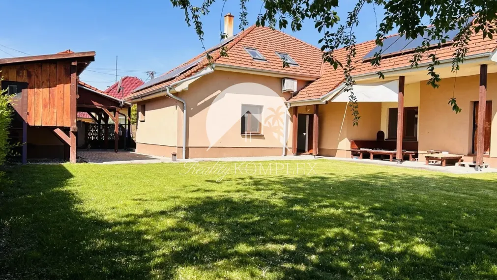 Reality KOMPLEX s.r.o.,Vám  ponúka elagantný, úplne rekonštruovaný 6 izbový rodinný dom  s bazénom v obľubenej lokalite  Mesta Komárno !