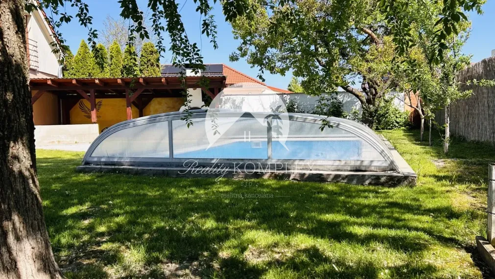 Reality KOMPLEX s.r.o.,Vám  ponúka elagantný, úplne rekonštruovaný 6 izbový rodinný dom  s bazénom v obľubenej lokalite  Mesta Komárno !