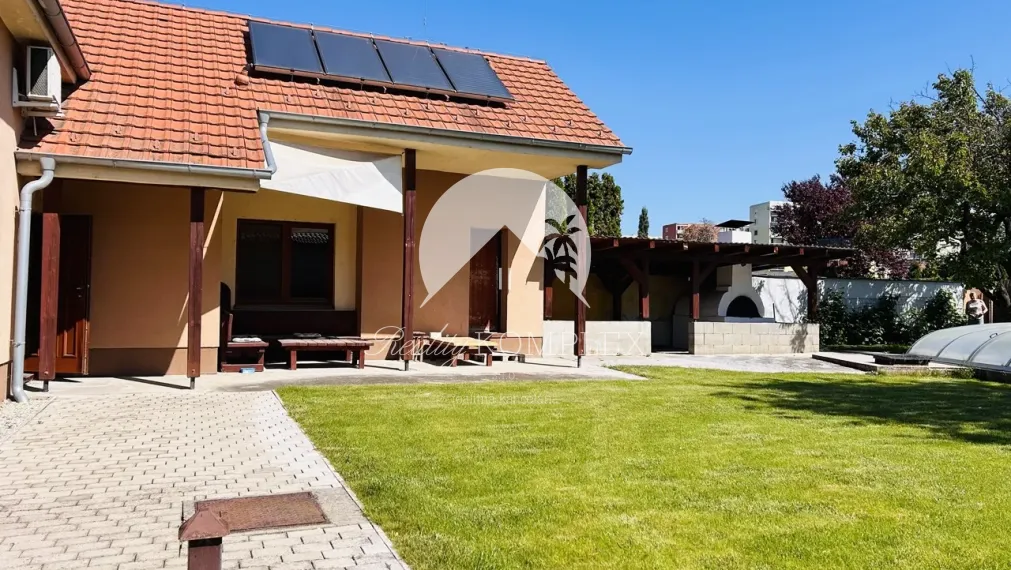 Reality KOMPLEX s.r.o.,Vám  ponúka elagantný, úplne rekonštruovaný 6 izbový rodinný dom  s bazénom v obľubenej lokalite  Mesta Komárno !