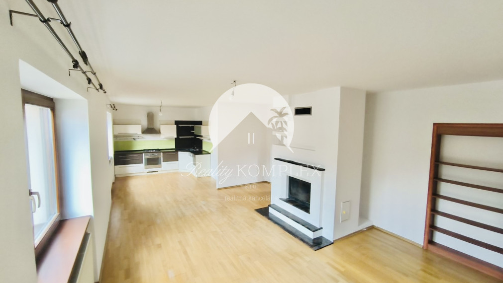 Reality KOMPLEX s.r.o.,Vám  ponúka elagantný, úplne rekonštruovaný 6 izbový rodinný dom  s bazénom v obľubenej lokalite  Mesta Komárno !