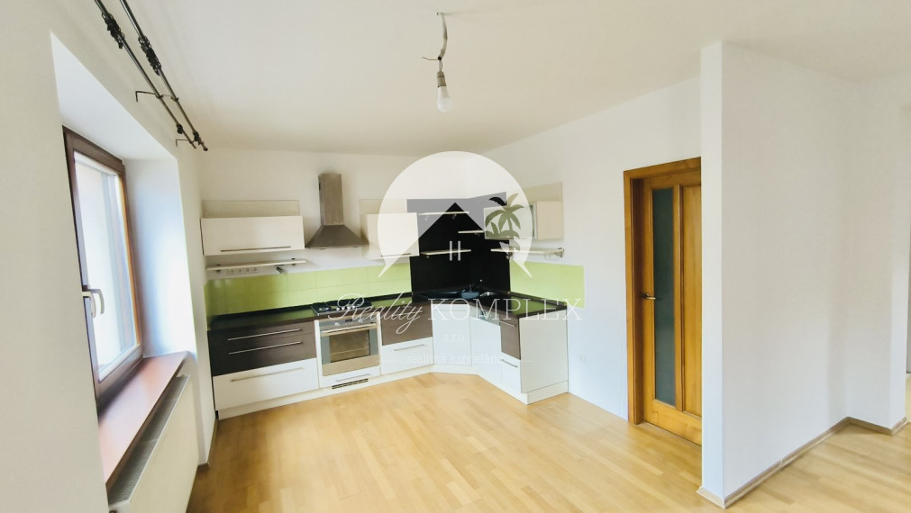 Reality KOMPLEX s.r.o.,Vám  ponúka elagantný, úplne rekonštruovaný 6 izbový rodinný dom  s bazénom v obľubenej lokalite  Mesta Komárno !