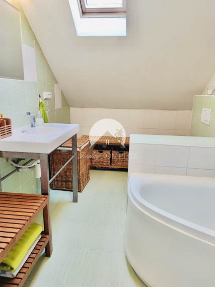 Reality KOMPLEX s.r.o.,Vám  ponúka elagantný, úplne rekonštruovaný 6 izbový rodinný dom  s bazénom v obľubenej lokalite  Mesta Komárno !