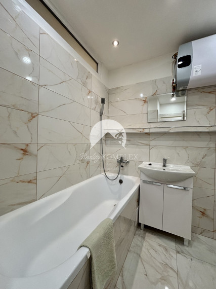 Iba u nás Vám Reality KOMPLEX s.r.o., ponúka na prenájom úplne rekonštruovaný 2 izbový byt v tichej lokalite Mesta Komárno.