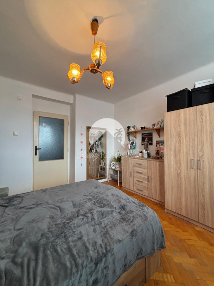 Reality KOMPLEX s.r.o. Vám EXKLUZÍVNE ponúka na predaj priestranný 3-izbový byt v obci Zemianska Olča.