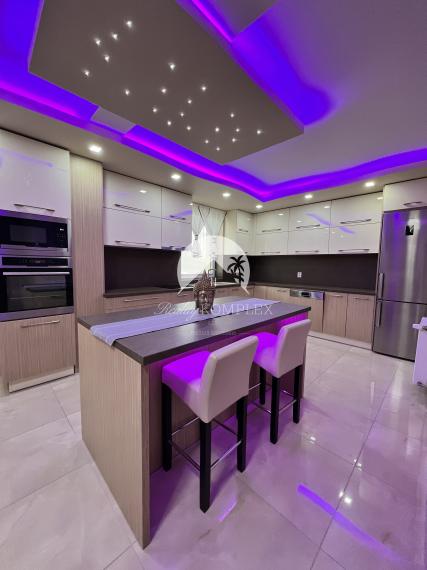 Reality KOMPLEX s.r.o. Vám ponúka na PREDAJ luxusnú vilu v obci Číčov