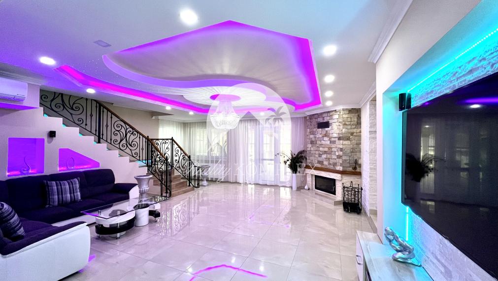 Reality KOMPLEX s.r.o. Vám ponúka na PREDAJ luxusnú vilu v obci Číčov