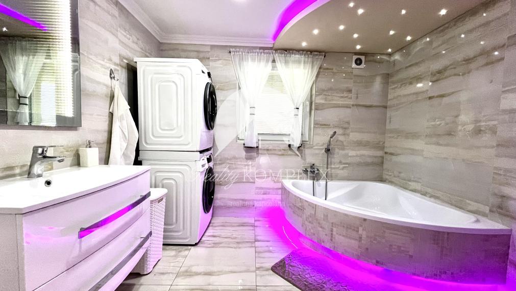 Reality KOMPLEX s.r.o. Vám ponúka na PREDAJ luxusnú vilu v obci Číčov