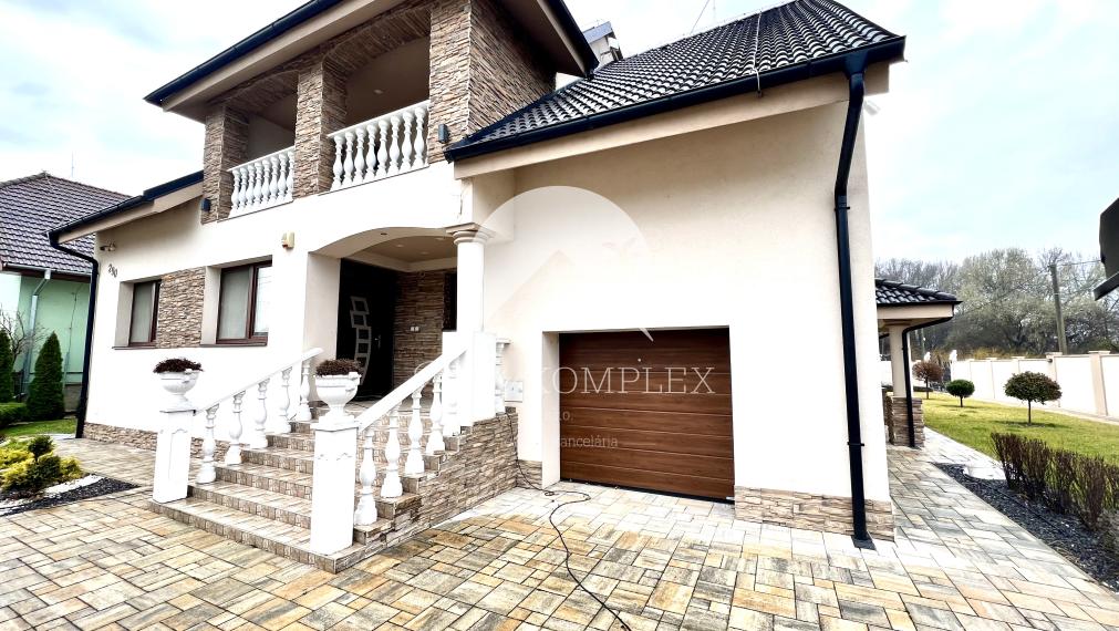 Reality KOMPLEX s.r.o. Vám ponúka na PREDAJ luxusnú vilu v obci Číčov