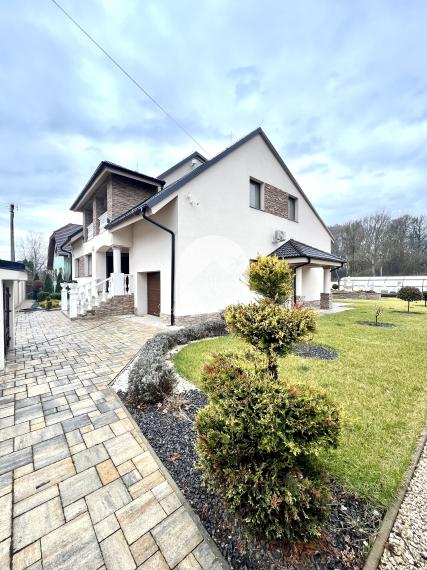 Reality KOMPLEX s.r.o. Vám ponúka na PREDAJ luxusnú vilu v obci Číčov