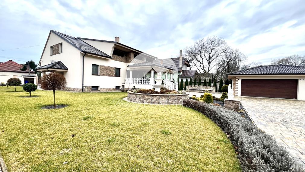 Reality KOMPLEX s.r.o. Vám ponúka na PREDAJ luxusnú vilu v obci Číčov