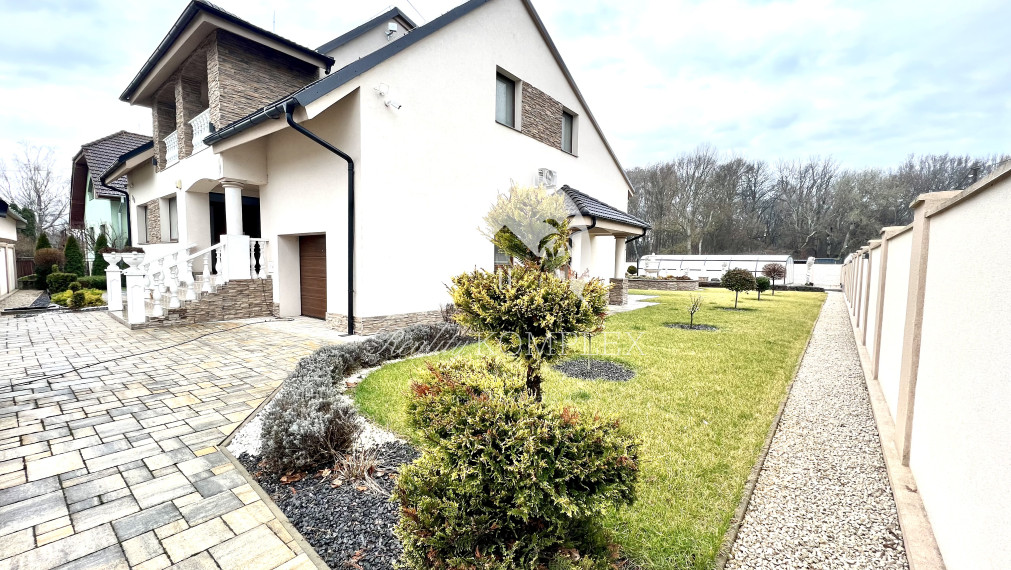 Reality KOMPLEX s.r.o. Vám ponúka na PREDAJ luxusnú vilu v obci Číčov