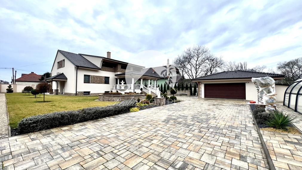 Reality KOMPLEX s.r.o. Vám ponúka na PREDAJ luxusnú vilu v obci Číčov