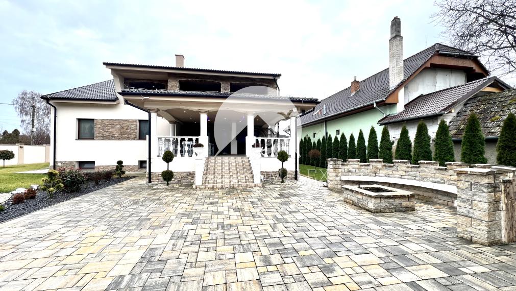 Reality KOMPLEX s.r.o. Vám ponúka na PREDAJ luxusnú vilu v obci Číčov