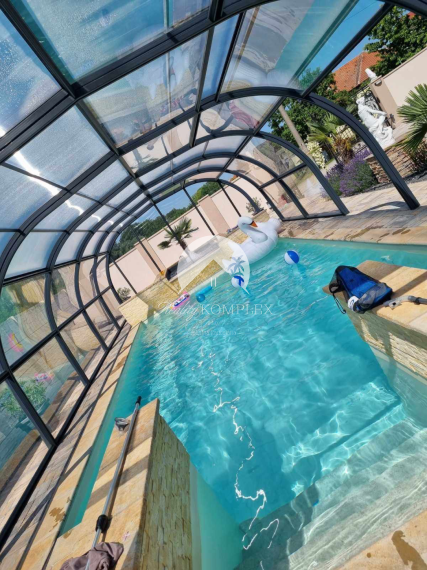 Reality KOMPLEX s.r.o. Vám ponúka na PREDAJ luxusnú vilu v obci Číčov