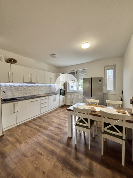 Reality KOMPLEX s.r.o., Vám ponúka na prenájom úplne rekonštruovaný, moderný veľkoplošný 3 izbový svojpomocný byt v tichej lokalite Mesta Komárno.