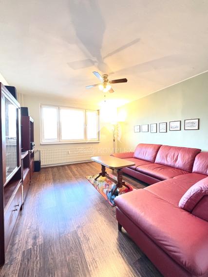 EXKLUZÍVNE U NÁS!!! MIMORIADNA INVESTIČNÁ PRÍLEŽITOSŤ!!!Reality KOMPLEX s.r.o. Vám ponúka na PREDAJ slnečný 3izbový byt s loggiou vo vyhľadávanej lokalite  Komárne za super cenu!!!