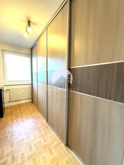 EXKLUZÍVNE U NÁS!!! MIMORIADNA INVESTIČNÁ PRÍLEŽITOSŤ!!!Reality KOMPLEX s.r.o. Vám ponúka na PREDAJ slnečný 3izbový byt s loggiou vo vyhľadávanej lokalite  Komárne za super cenu!!!