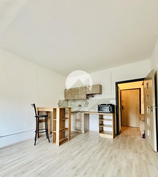 Reality KOMPLEX s.r.o., Vám ponúka na prenájom útulnú, rekonštruovanú garsónku  v obľúbenej lokalite Mesta Komárno