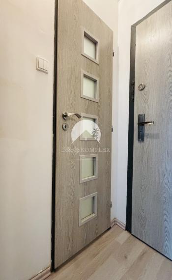 Reality KOMPLEX s.r.o., Vám ponúka na prenájom útulnú, rekonštruovanú garsónku  v obľúbenej lokalite Mesta Komárno