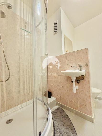 Reality KOMPLEX s.r.o., Vám ponúka na prenájom útulnú, rekonštruovanú garsónku  v obľúbenej lokalite Mesta Komárno