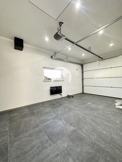 Reality KOMPLEX vám ponúka na predaj modernú novostavbu 3-izbového rodinného domu v Kolárove