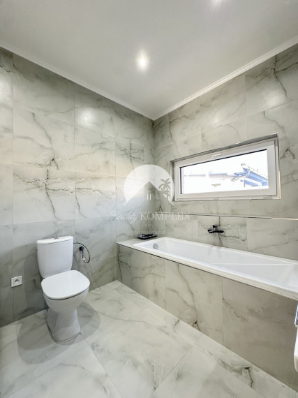 Reality KOMPLEX vám ponúka na predaj modernú novostavbu 3-izbového rodinného domu v Kolárove