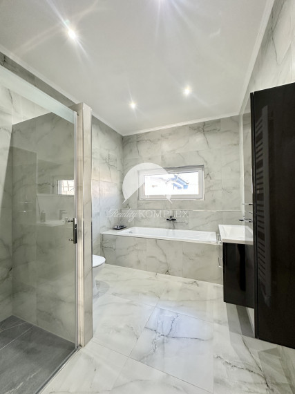 Reality KOMPLEX vám ponúka na predaj modernú novostavbu 3-izbového rodinného domu v Kolárove