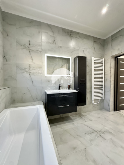 Reality KOMPLEX vám ponúka na predaj modernú novostavbu 3-izbového rodinného domu v Kolárove