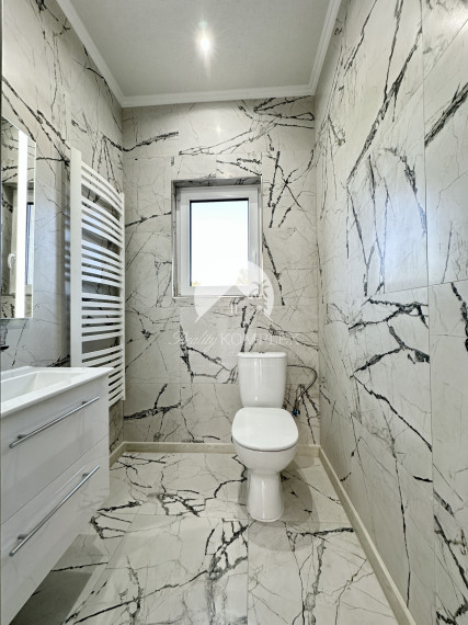 Reality KOMPLEX vám ponúka na predaj modernú novostavbu 3-izbového rodinného domu v Kolárove