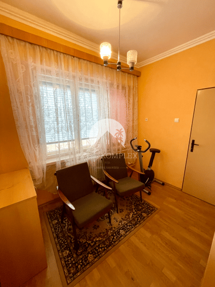 Reality KOMPLEX s.r.o. Vám ponúka priestranný rodinný dom s väčším pozemkom v obci Ňárad