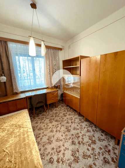 Reality KOMPLEX s.r.o. Vám ponúka priestranný rodinný dom s väčším pozemkom v obci Ňárad