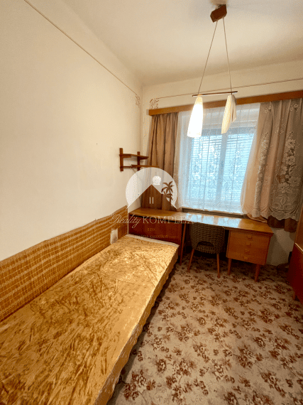 Reality KOMPLEX s.r.o. Vám ponúka priestranný rodinný dom s väčším pozemkom v obci Ňárad