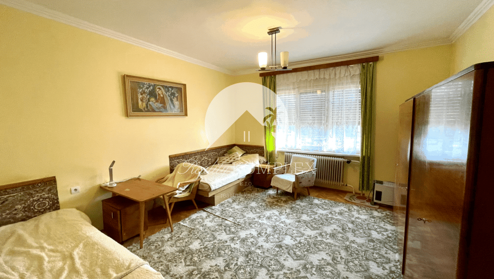 Reality KOMPLEX s.r.o. Vám ponúka priestranný rodinný dom s väčším pozemkom v obci Ňárad